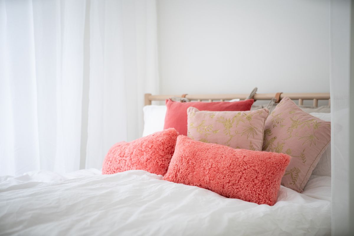 Kortharig Schapenvacht Kussen | Dubbelzijdig | 30x60 cm Koraal Perzik