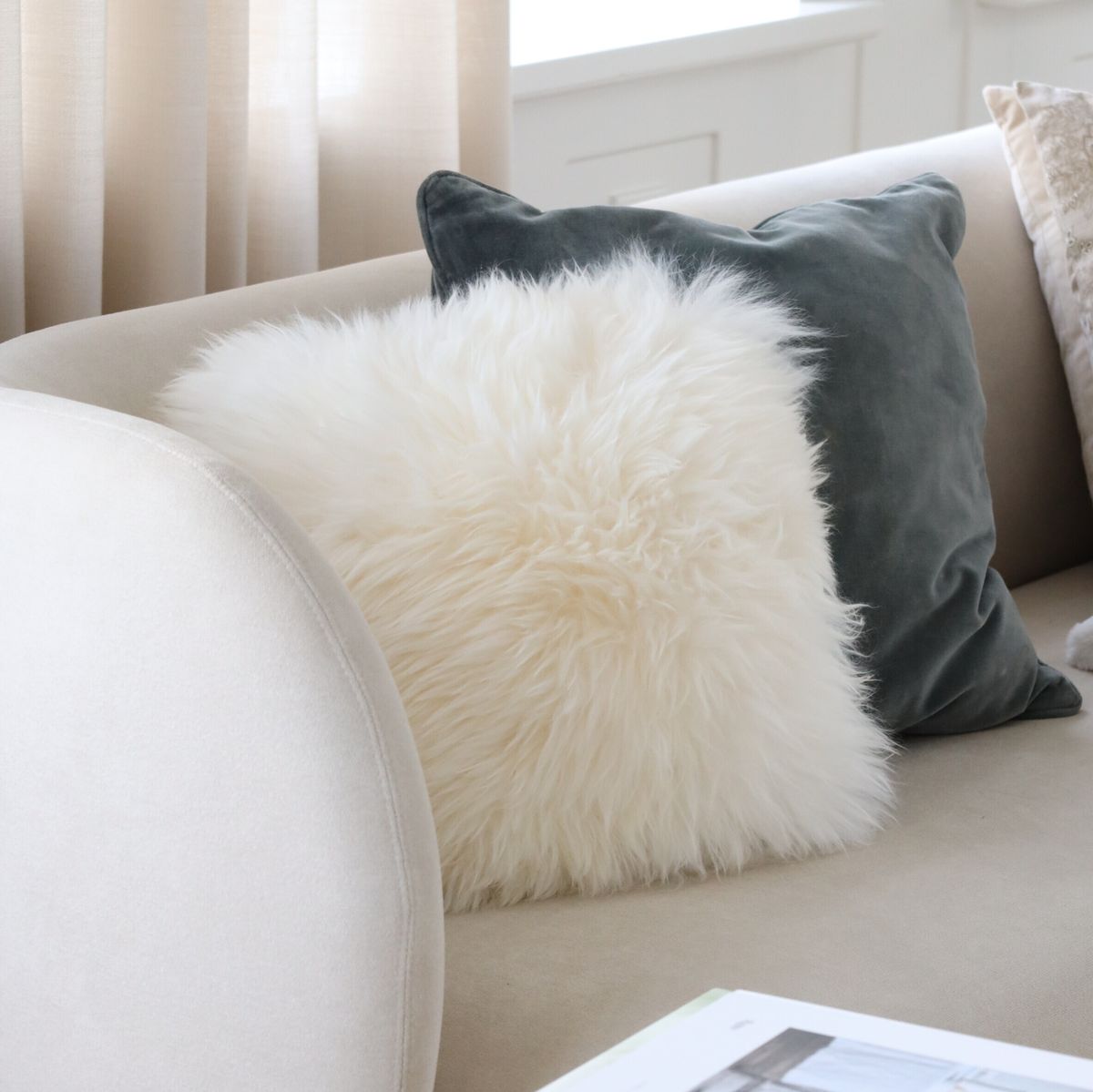 Langharig Schapenvacht Kussen | 35x35 cm Aubergine