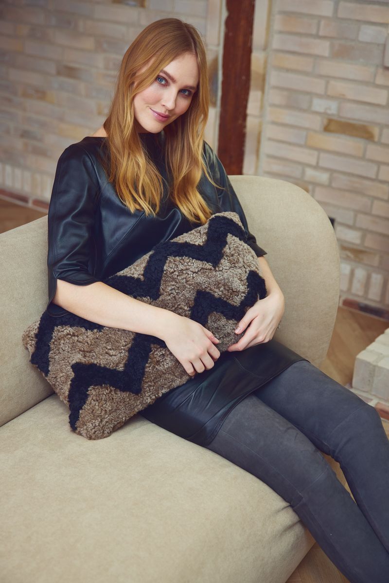 Kortharig Schapenvacht Kussen | Dubbelzijdig | 30x60 cm Taupe/Zwart