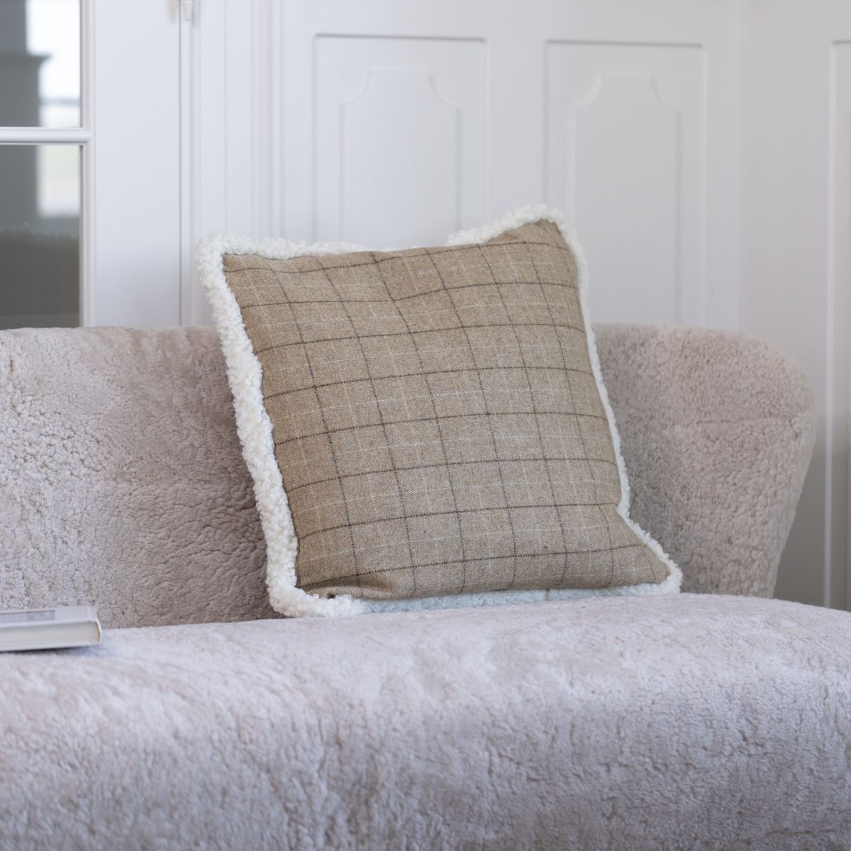 Eenzijdig Schapenvacht Kussen | SW | 52x52 cm Cacao-Donkerbruin/Taupe