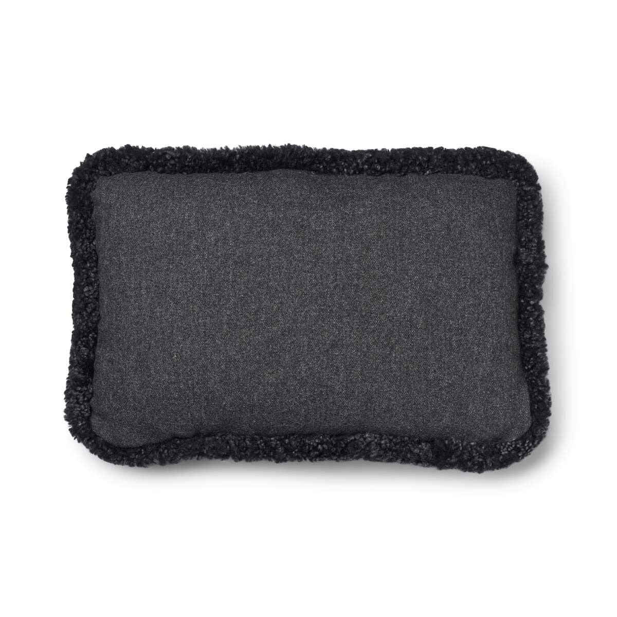 Kortharig Schapenvacht Kussen | KW rand | 52x52 cm | 34x52 cm Houtskool/Antraciet