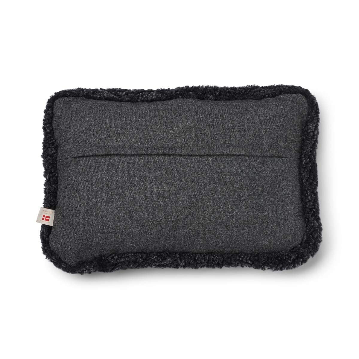 Kortharig Schapenvacht Kussen | KW rand | 52x52 cm | 34x52 cm Houtskool/Antraciet